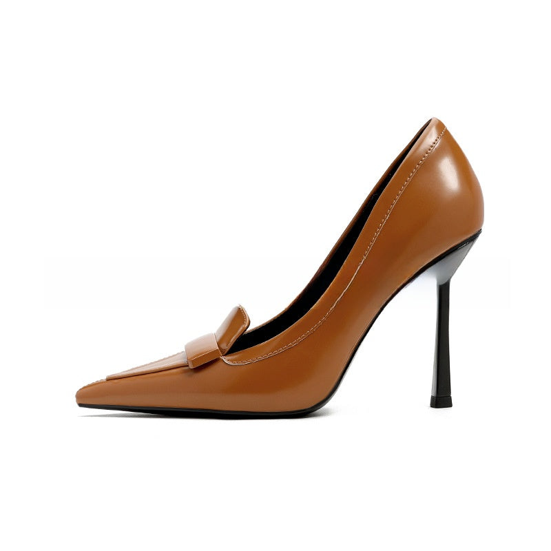 Pointed-toe pumps