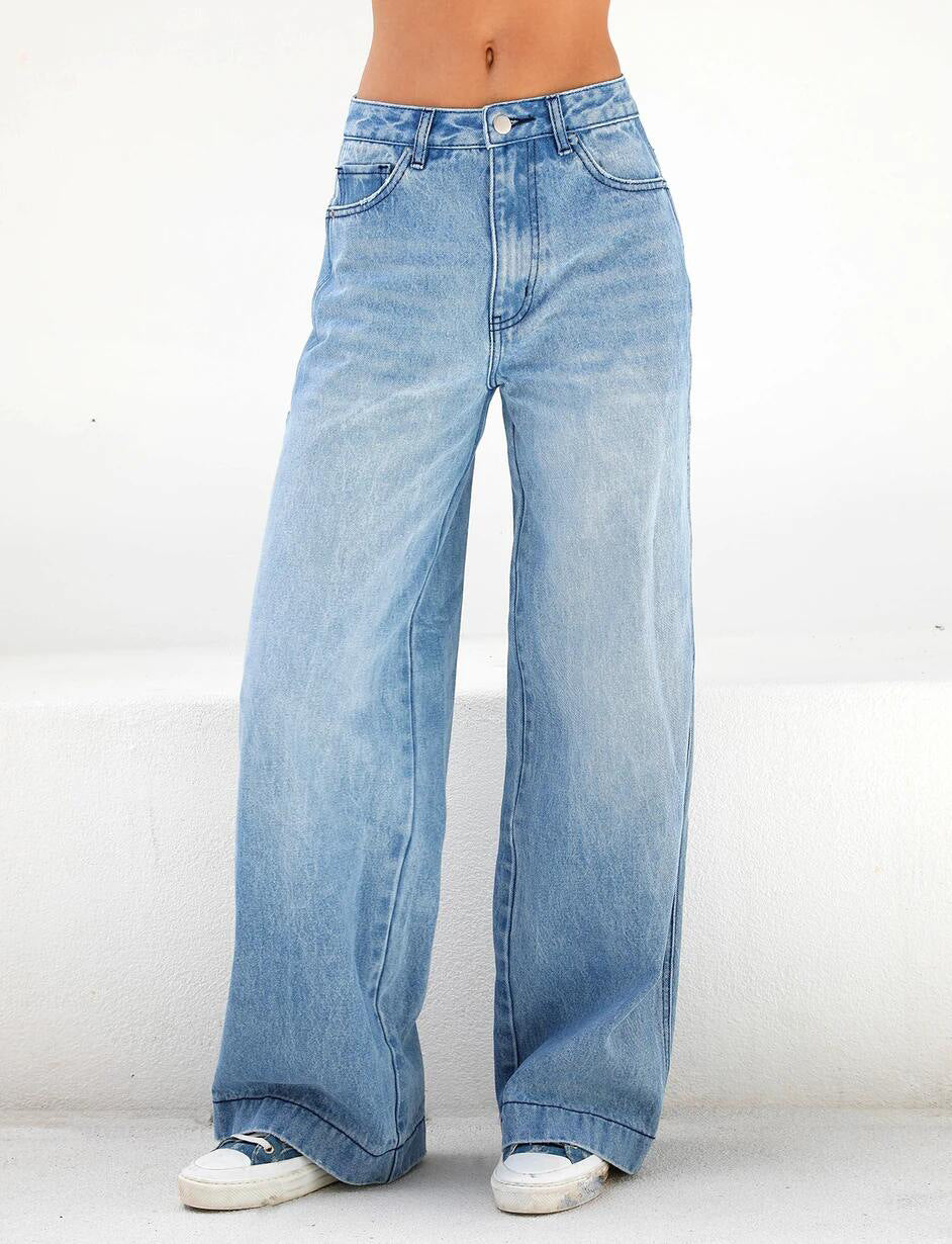 Women's loose-fitting, wide-leg jeans