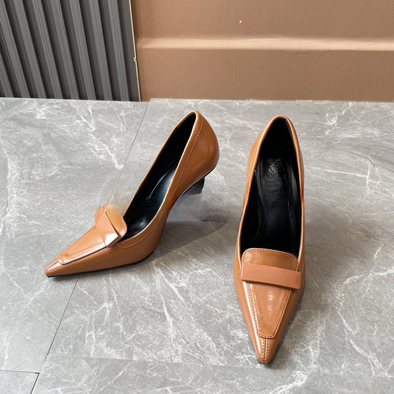 Pointed-toe pumps