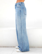 Women's loose-fitting, wide-leg jeans