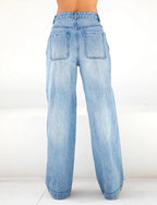 Women's loose-fitting, wide-leg jeans