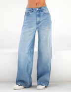 Women's loose-fitting, wide-leg jeans
